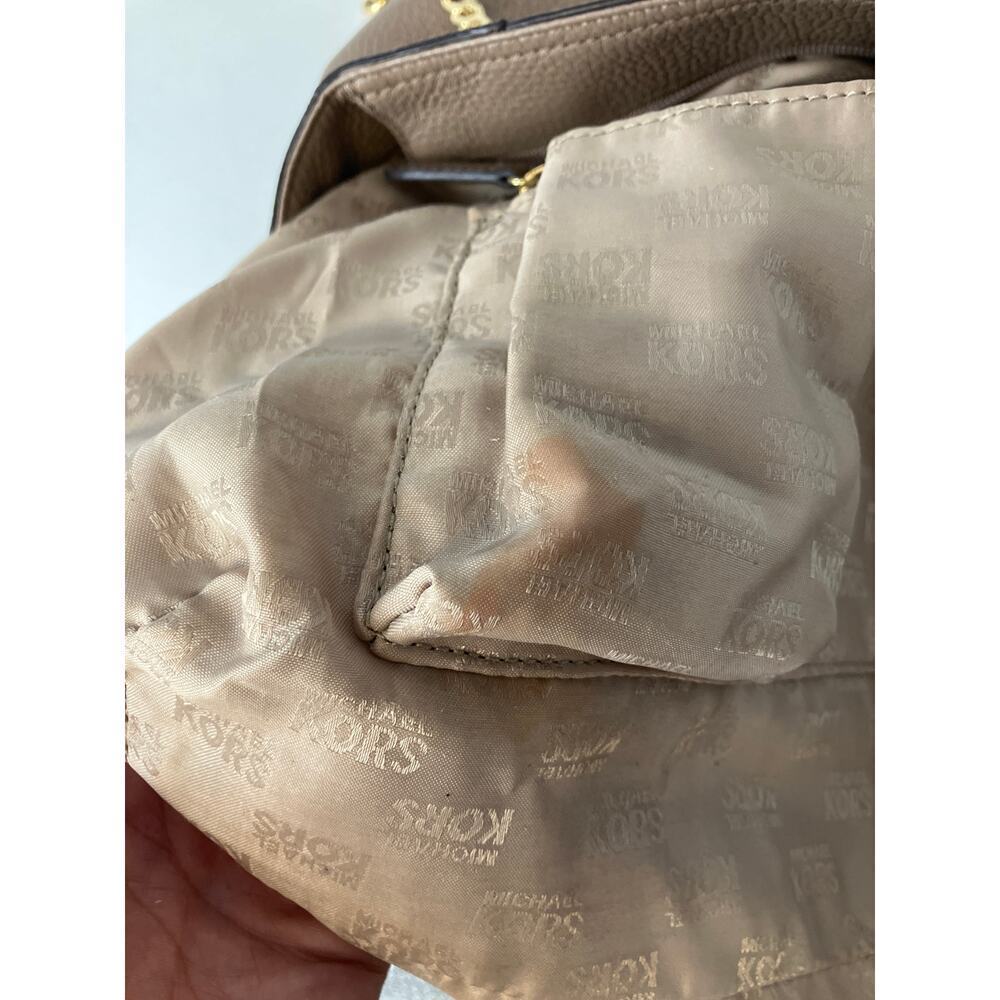 MICHAEL KORS, LARGE TAUPE PEBBLED LEATHER SHOULDER BAG - Picture 14 of 16